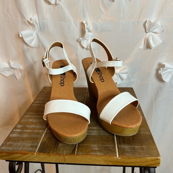 ShuShop White Patented Midwedge Wedge - Picture 1 of 3